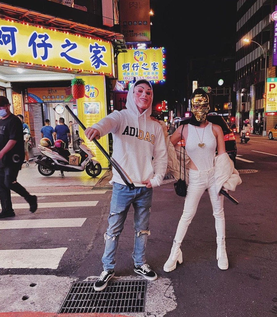 眾星瘋萬聖節變裝!周杰倫全家變「阿達一族」、賴琳恩扮兔女郎秀「蜜桃臀」