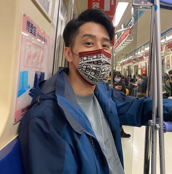 捷運捕獲野生胡宇威!拄拐杖「坐博愛座」 藍色穿搭引熱議
