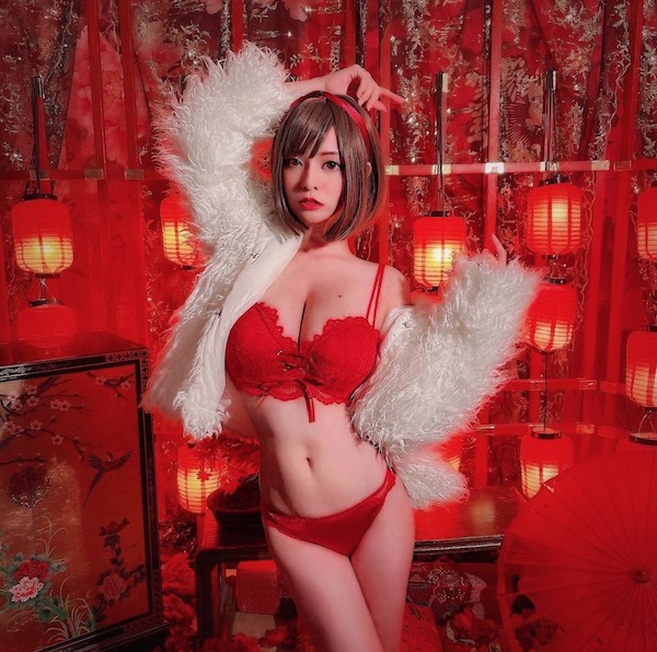 郭鬼鬼新年曬「大紅比基尼」賀圖!亂入酷炫影片示範「胸部對焦」