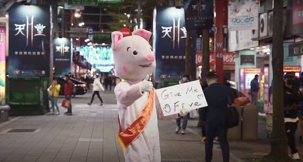 羅志祥扮「粉紅豬」突襲西門町!接連做公益 網諷:洗白ING?