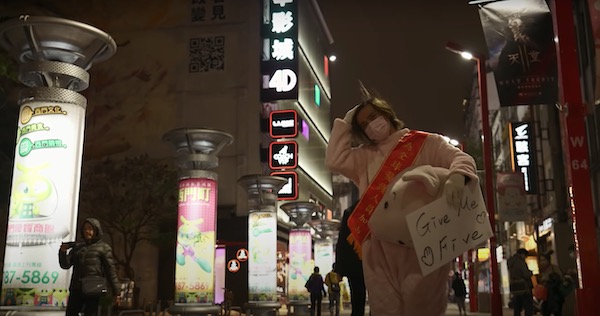 羅志祥扮「粉紅豬」突襲西門町!接連做公益 網諷:洗白ING?