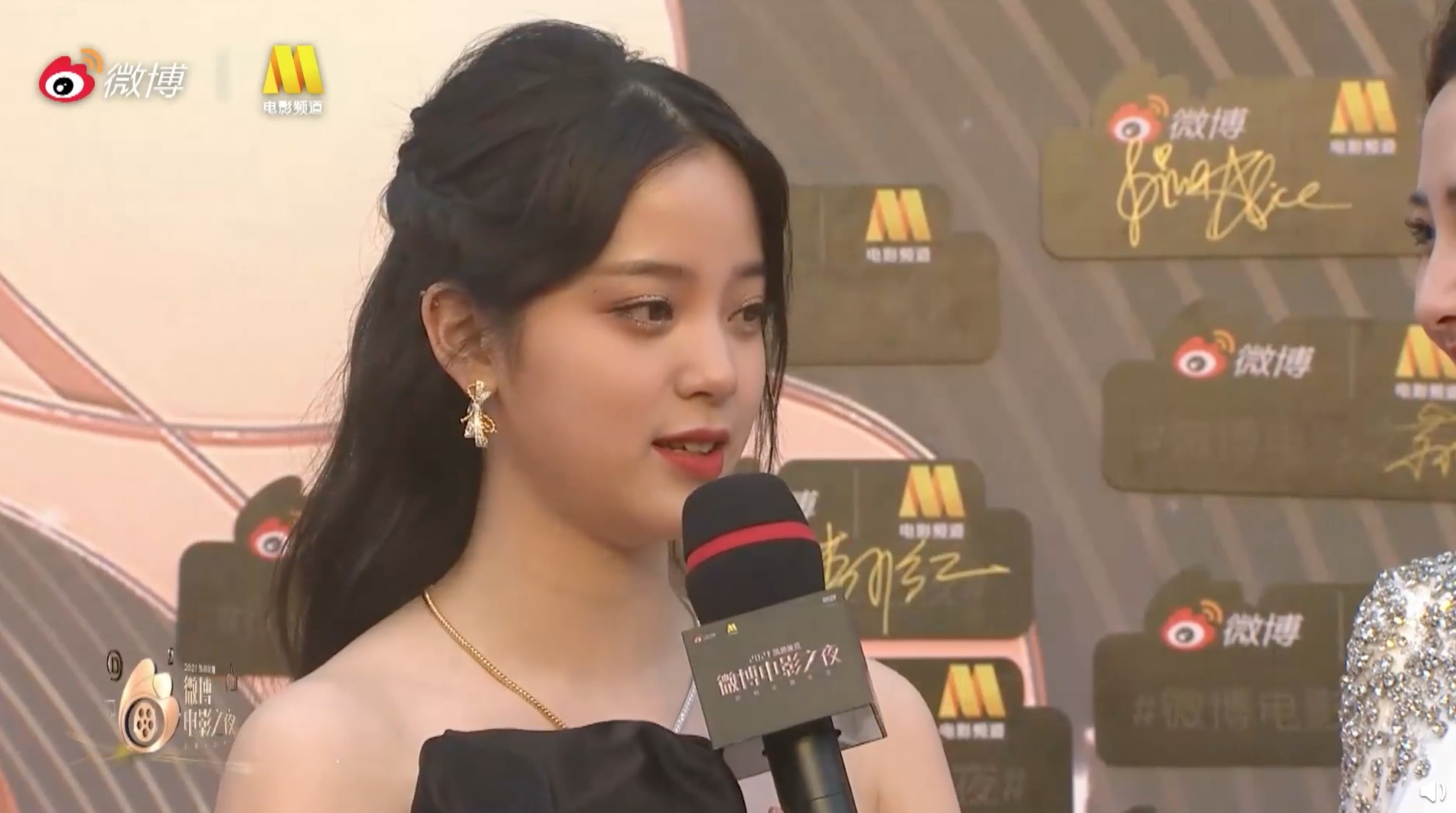 歐陽娜娜走紅毯「下顎線消失」!零P圖圓臉曝光 與精修圖判若兩人