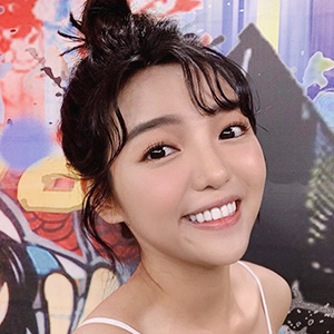 連爸媽都愛!何美交往洋男一周年 甜喊:若不是他,我跨不出恐懼