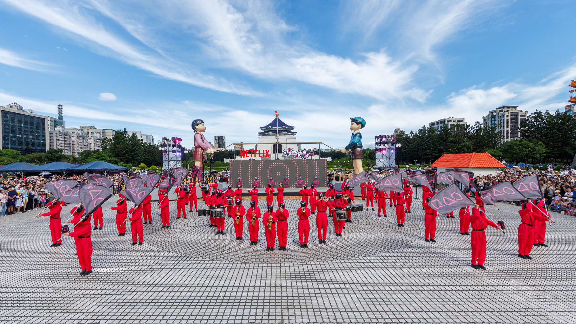 巨大英熙、哲秀現身台北!《魷魚遊戲》沉浸式關卡嗨翻中正紀念堂 粉紅主場吸數萬人朝聖打卡
