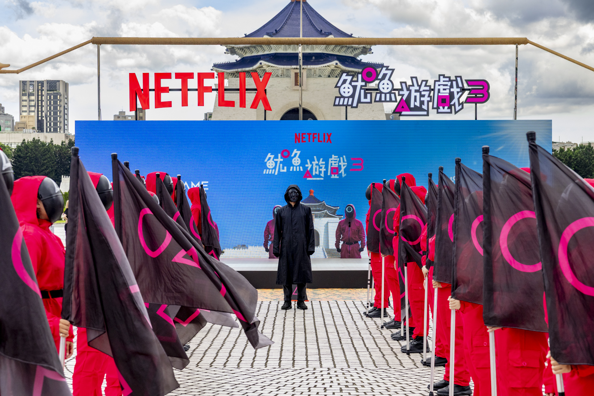 巨大英熙、哲秀現身台北!《魷魚遊戲》沉浸式關卡嗨翻中正紀念堂 粉紅主場吸數萬人朝聖打卡