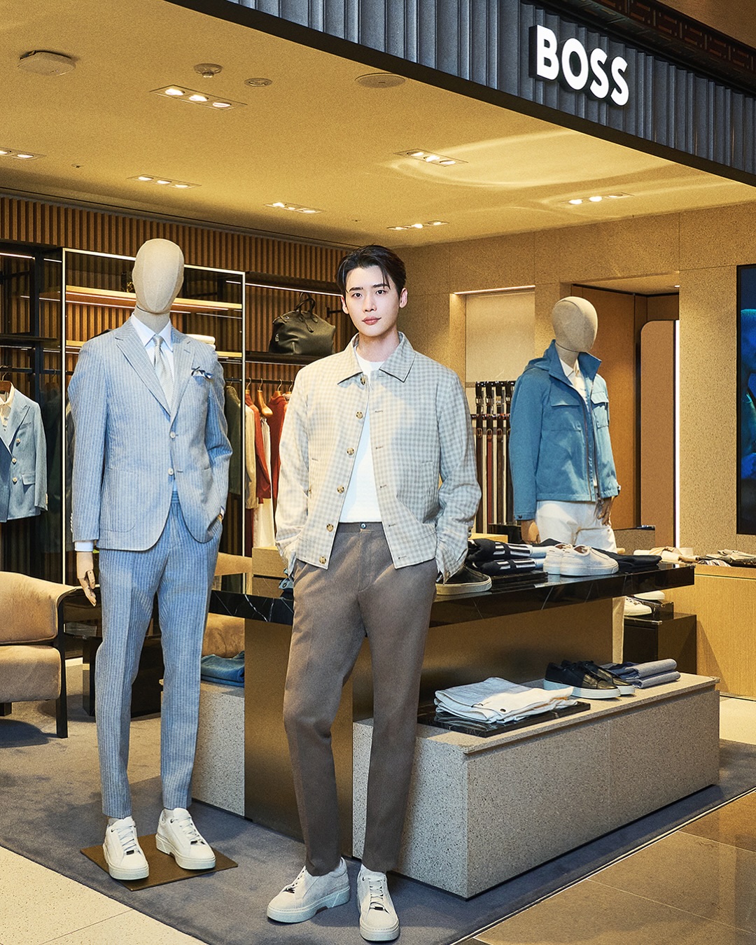 人氣韓星李鍾碩現身 BOSS 新世界江南店,親身演繹2025春季時尚優雅風範!