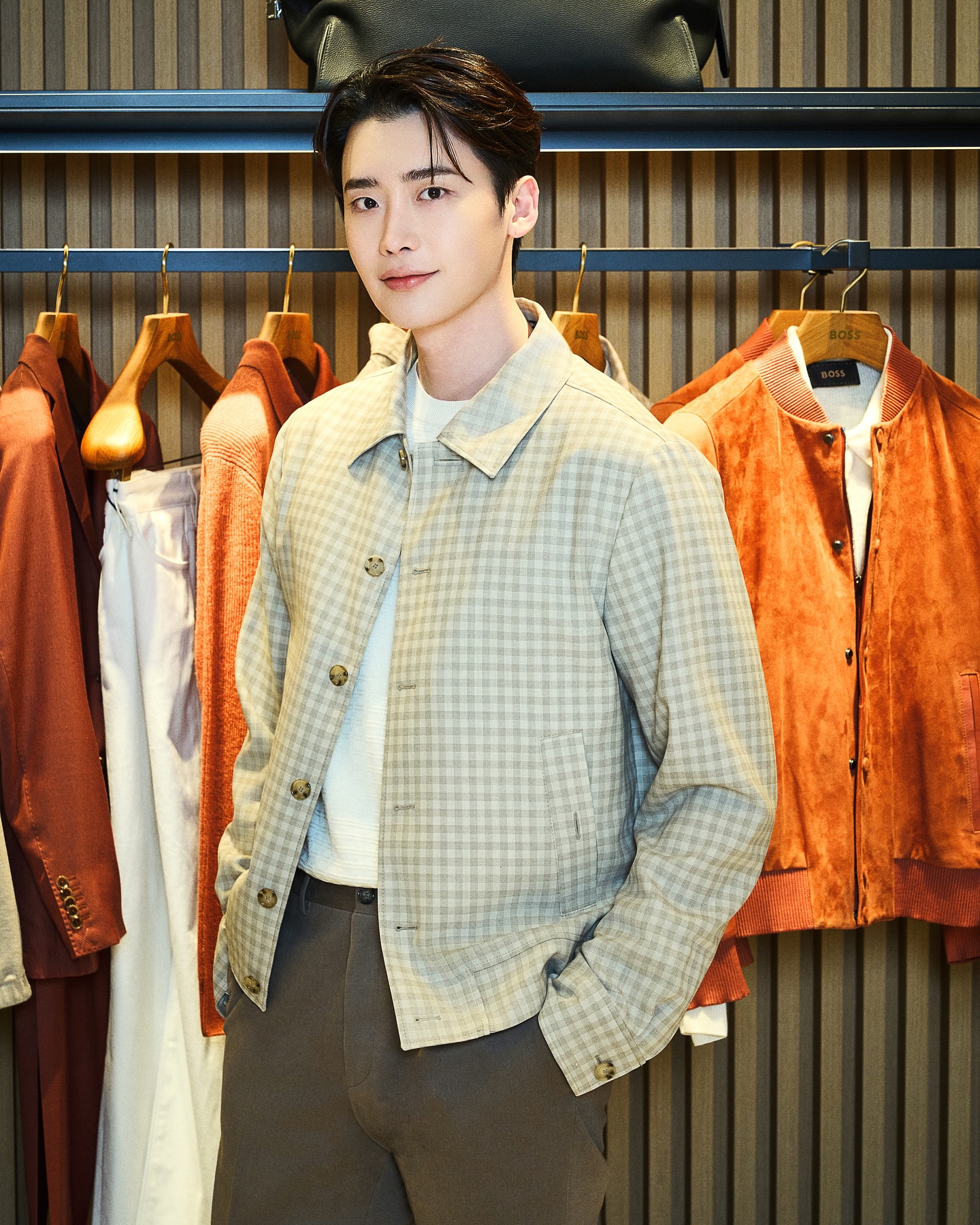 人氣韓星李鍾碩現身 BOSS 新世界江南店,親身演繹2025春季時尚優雅風範!