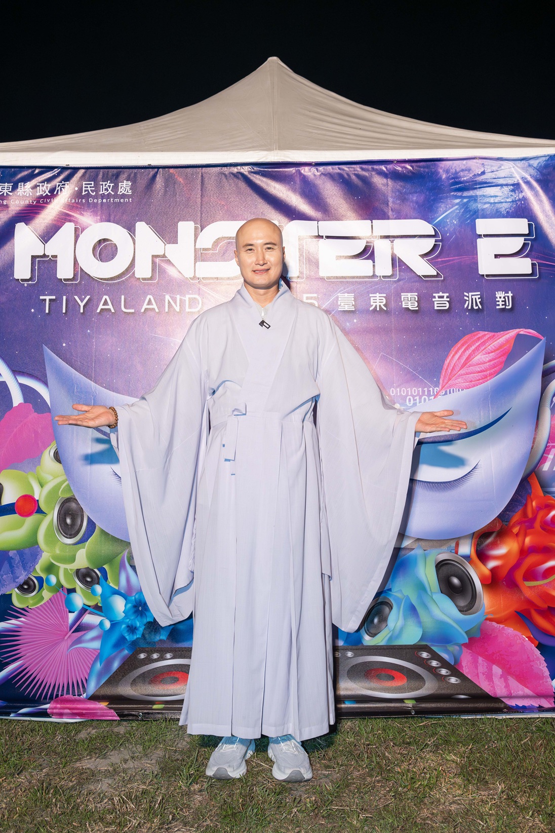 韓國「電音和尚」日進大師空降台東!爆乳DJ合十敬佛掀暴動
