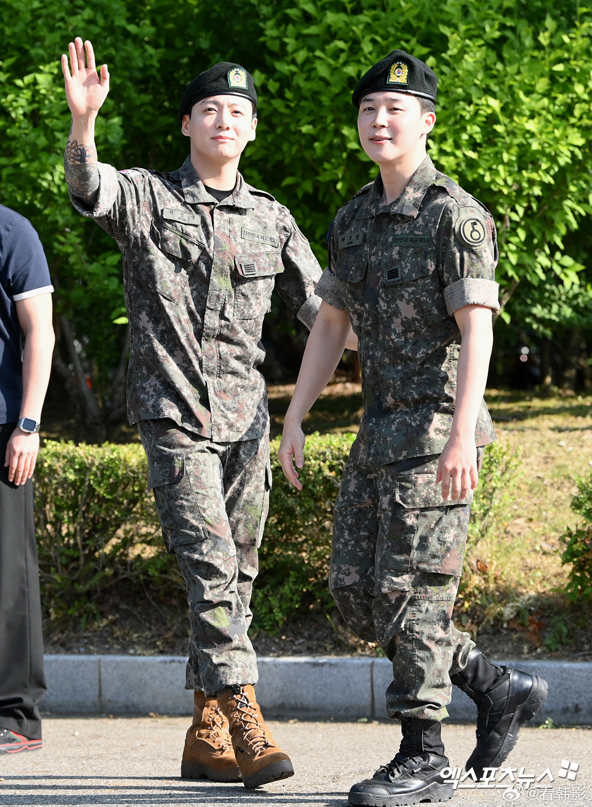 BTS再添退伍成員!Jimin、柾國正式退伍現身軍營 真情告白感動全場