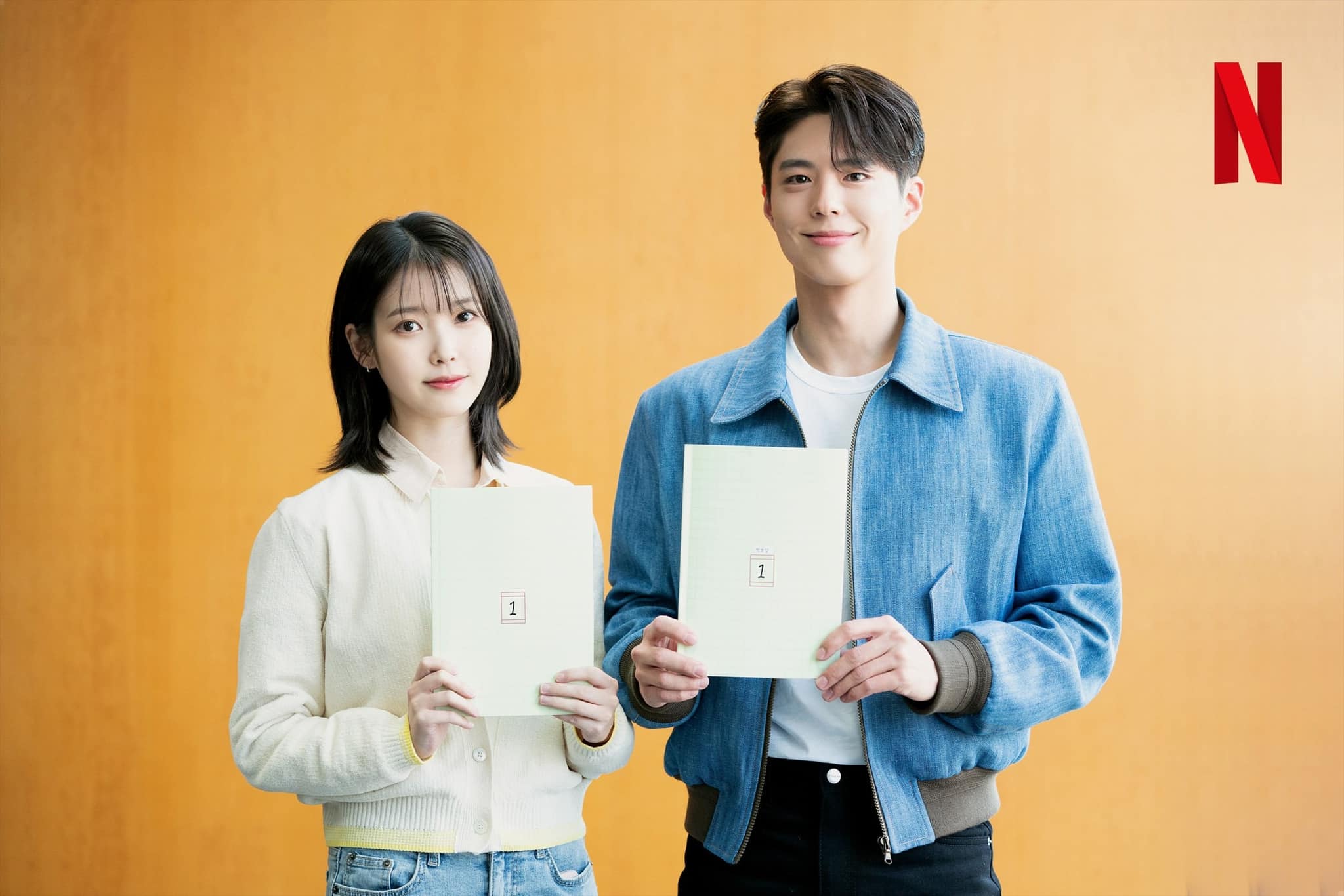 IU、朴寶劍《苦盡柑來遇見你》預告與海報釋出!手牽手穿梭在濟州島油菜花田超浪漫