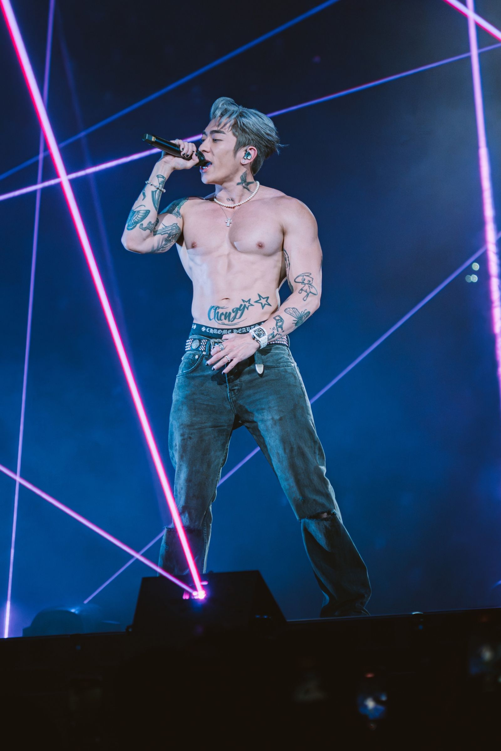 Tyson Yoshi邪教式演唱會嗨爆三萬人!「人體衝浪」「飛天唱跳」全開大絕 深情親吻愛妻放閃登場閃瞎全場