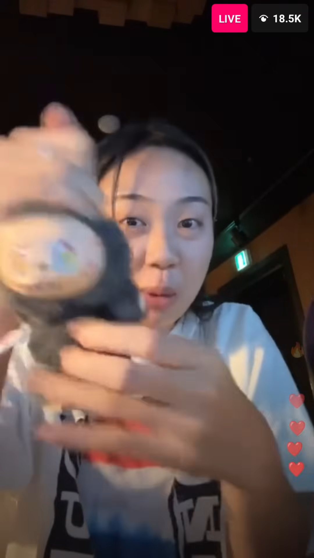 李泳知直播開箱LABUBU驚見「假貨」秒變臉!怒摔盜版還上台灣新聞:「這是真的嗎?」笑翻粉絲