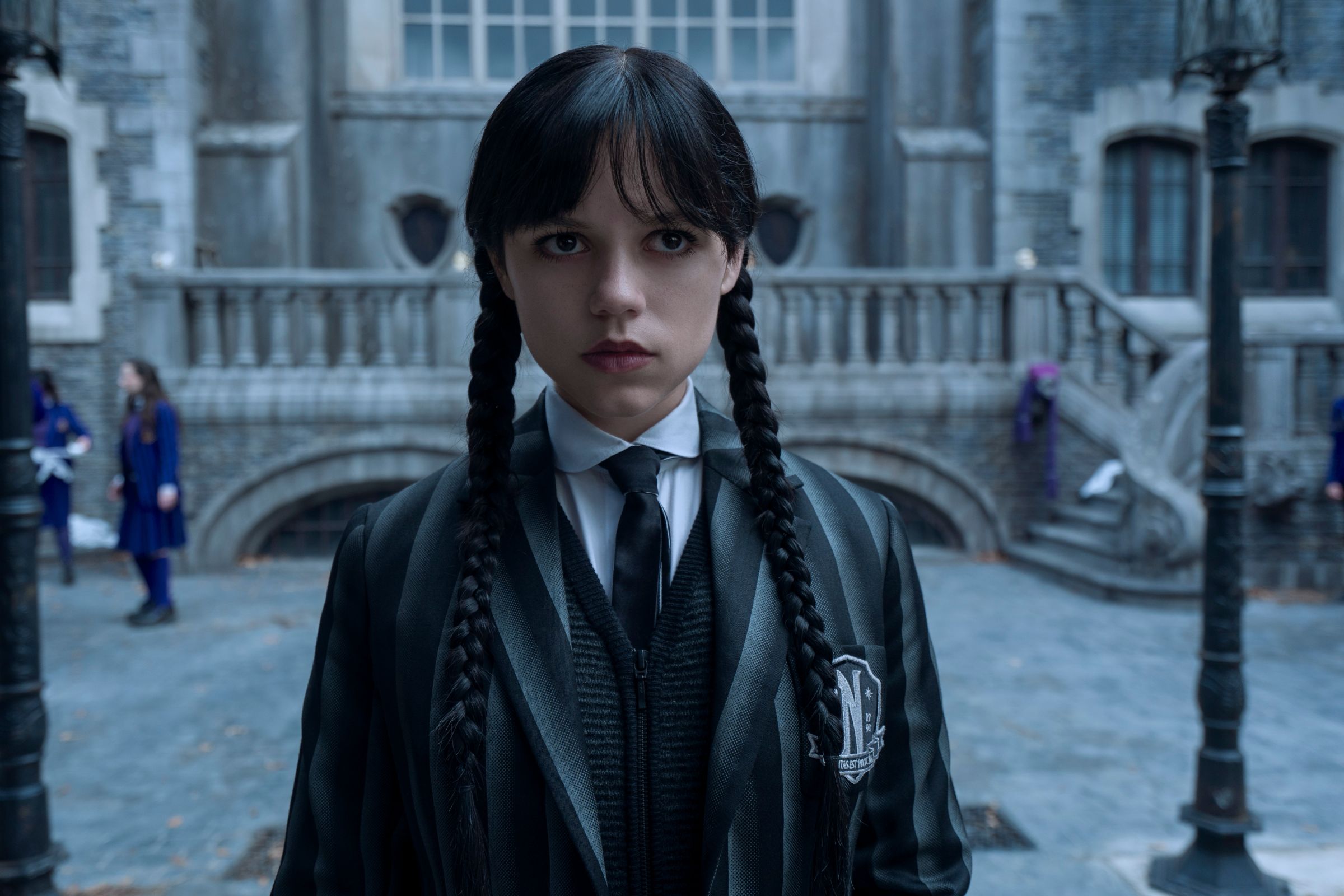 Netflix《星期三》回來了!8月起分2部上線 珍娜笑喊:全劇都變瘋了!