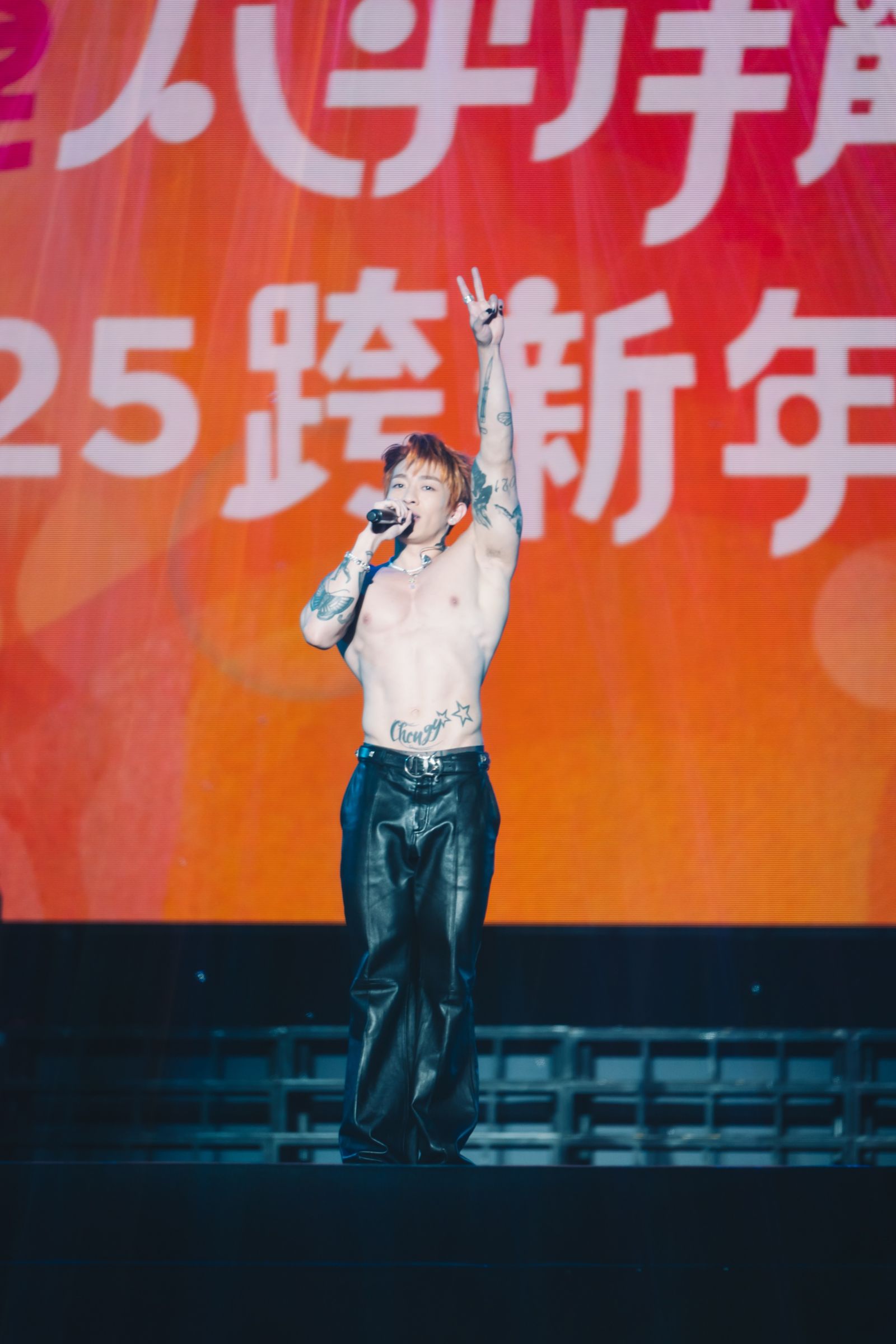 Tyson Yoshi 從2024年末「脫掉」花蓮跨年爆出炸裂猛肌放送費洛蒙迎2025
