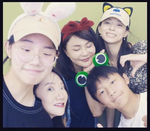 陶晶瑩帶兒女飛韓國!拍貼合照「驚見TWICE周子瑜」 她貼身伴遊網看瘋:超級羨慕