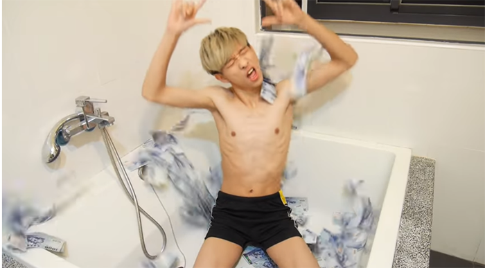9989