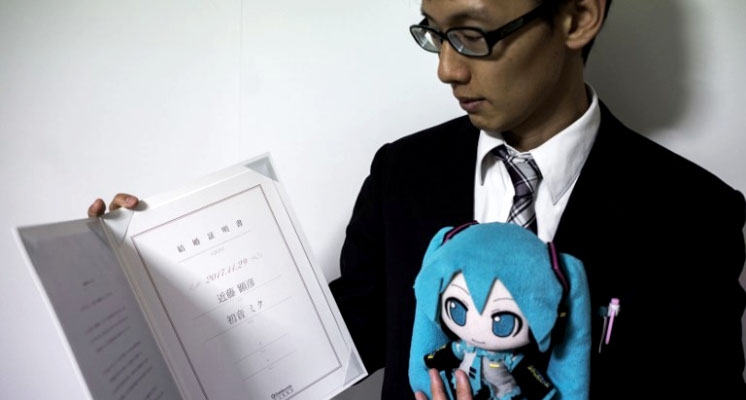 娶初音未來不到2年！日本公務員「宣布喪妻」：在電腦前爆哭