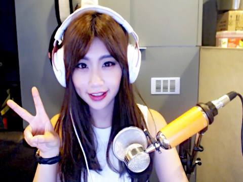 反骨甜心大方公開成網紅前職業!母胎美人「焦凡凡」五年前長髮飄逸脫俗萌樣出土