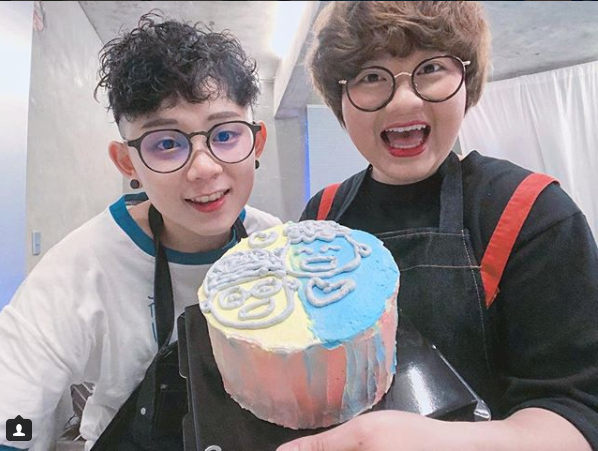 棉花糖網紅「金玉」低身大展「超有料」事業線玩水！女友碎念怒留言：你給我注意！