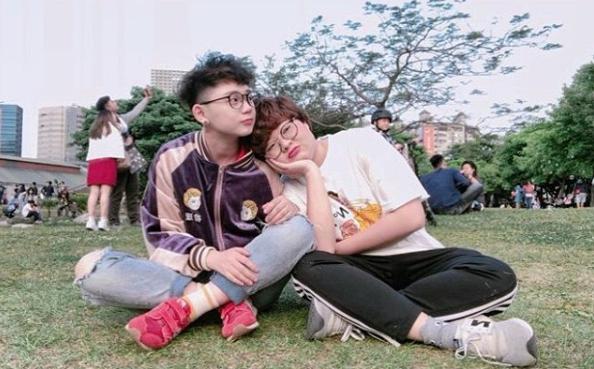 棉花糖網紅「金玉」低身大展「超有料」事業線玩水！女友碎念怒留言：你給我注意！