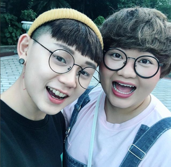 棉花糖網紅「金玉」低身大展「超有料」事業線玩水！女友碎念怒留言：你給我注意！