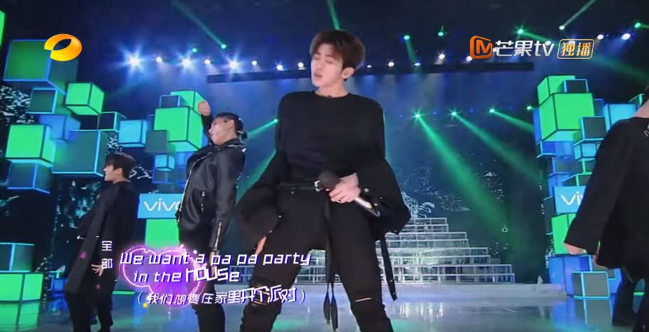  男友力再爆 ！《練習生》 男神「蔡徐坤」霸氣出手擋護「謝娜」，網揪心狂讚：忌妒使我醜陋！