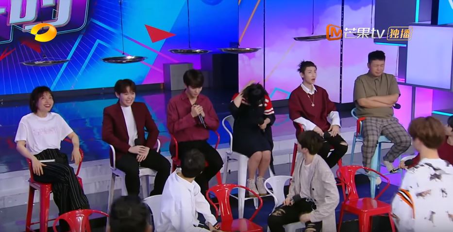  男友力再爆 ！《練習生》 男神「蔡徐坤」霸氣出手擋護「謝娜」，網揪心狂讚：忌妒使我醜陋！