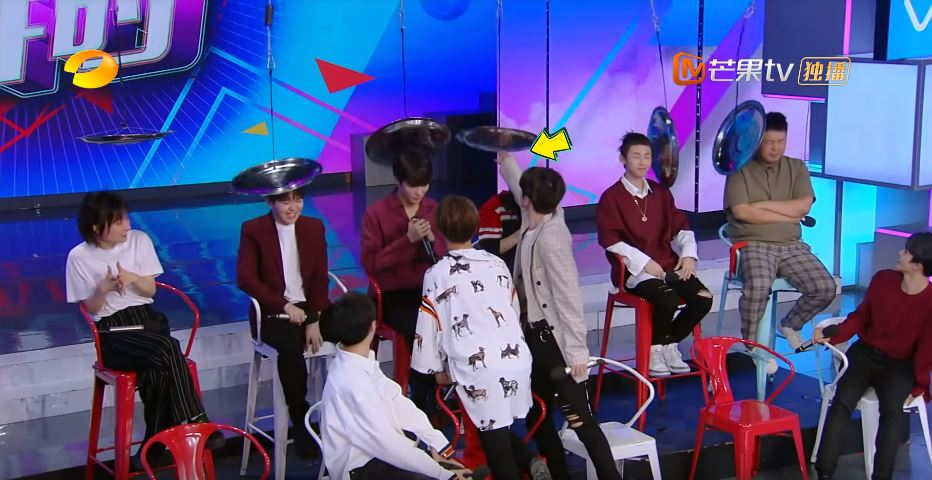  男友力再爆 ！《練習生》 男神「蔡徐坤」霸氣出手擋護「謝娜」，網揪心狂讚：忌妒使我醜陋！