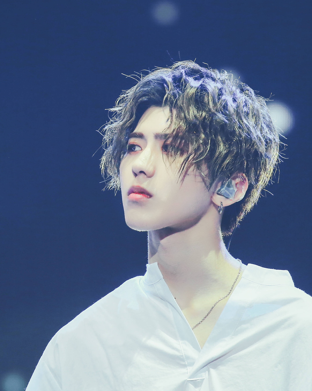  男友力再爆 ！《練習生》 男神「蔡徐坤」霸氣出手擋護「謝娜」，網揪心狂讚：忌妒使我醜陋！