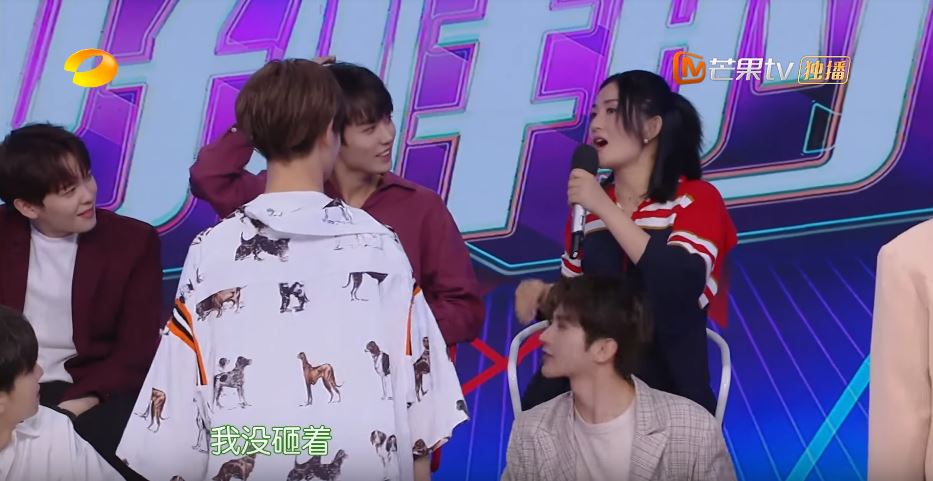  男友力再爆 ！《練習生》 男神「蔡徐坤」霸氣出手擋護「謝娜」，網揪心狂讚：忌妒使我醜陋！