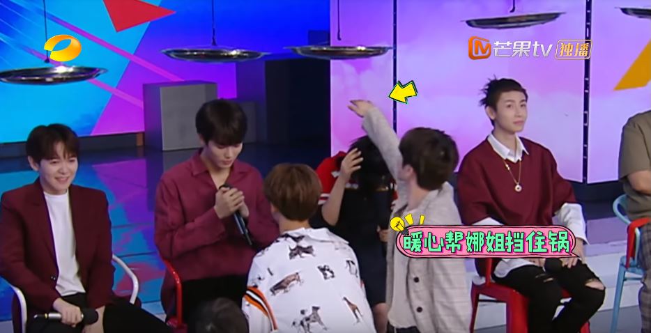  男友力再爆 ！《練習生》 男神「蔡徐坤」霸氣出手擋護「謝娜」，網揪心狂讚：忌妒使我醜陋！