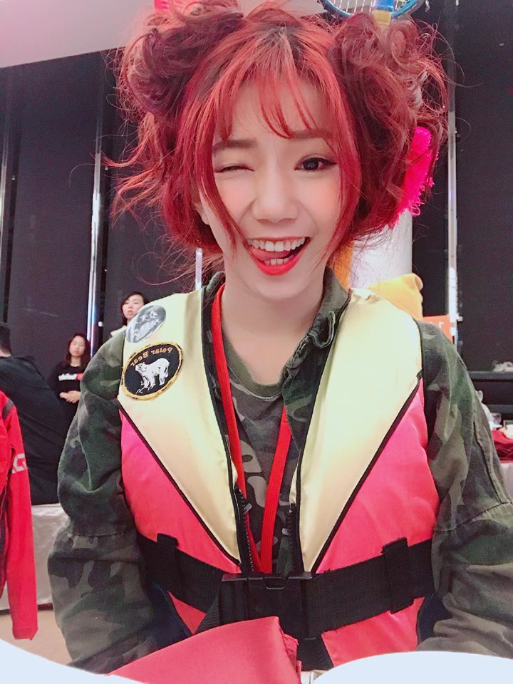 回歸初代黑、長、直中分女神造型!人氣女神「家寧」清純淡妝再掀討論:美到認不出