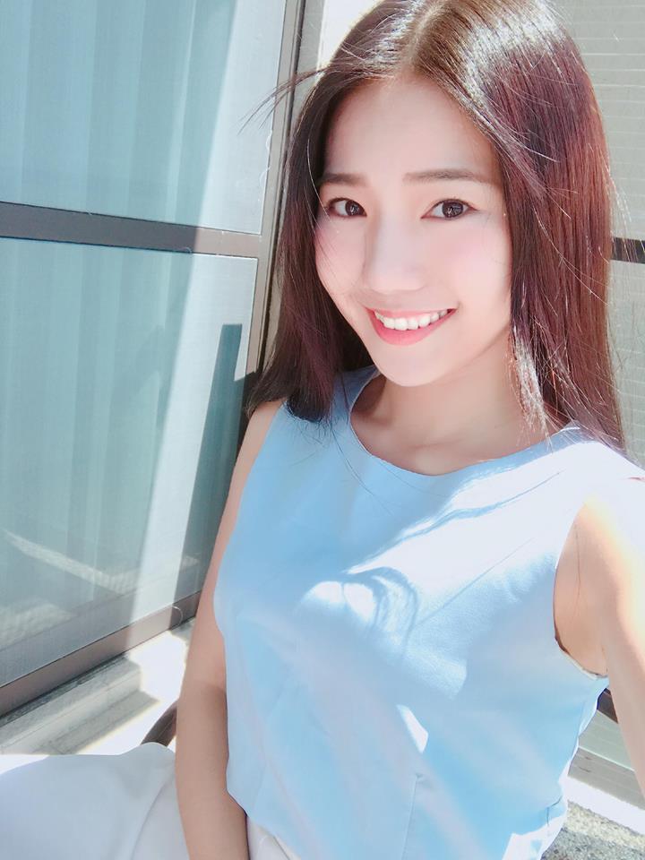 回歸初代黑、長、直中分女神造型!人氣女神「家寧」清純淡妝再掀討論:美到認不出