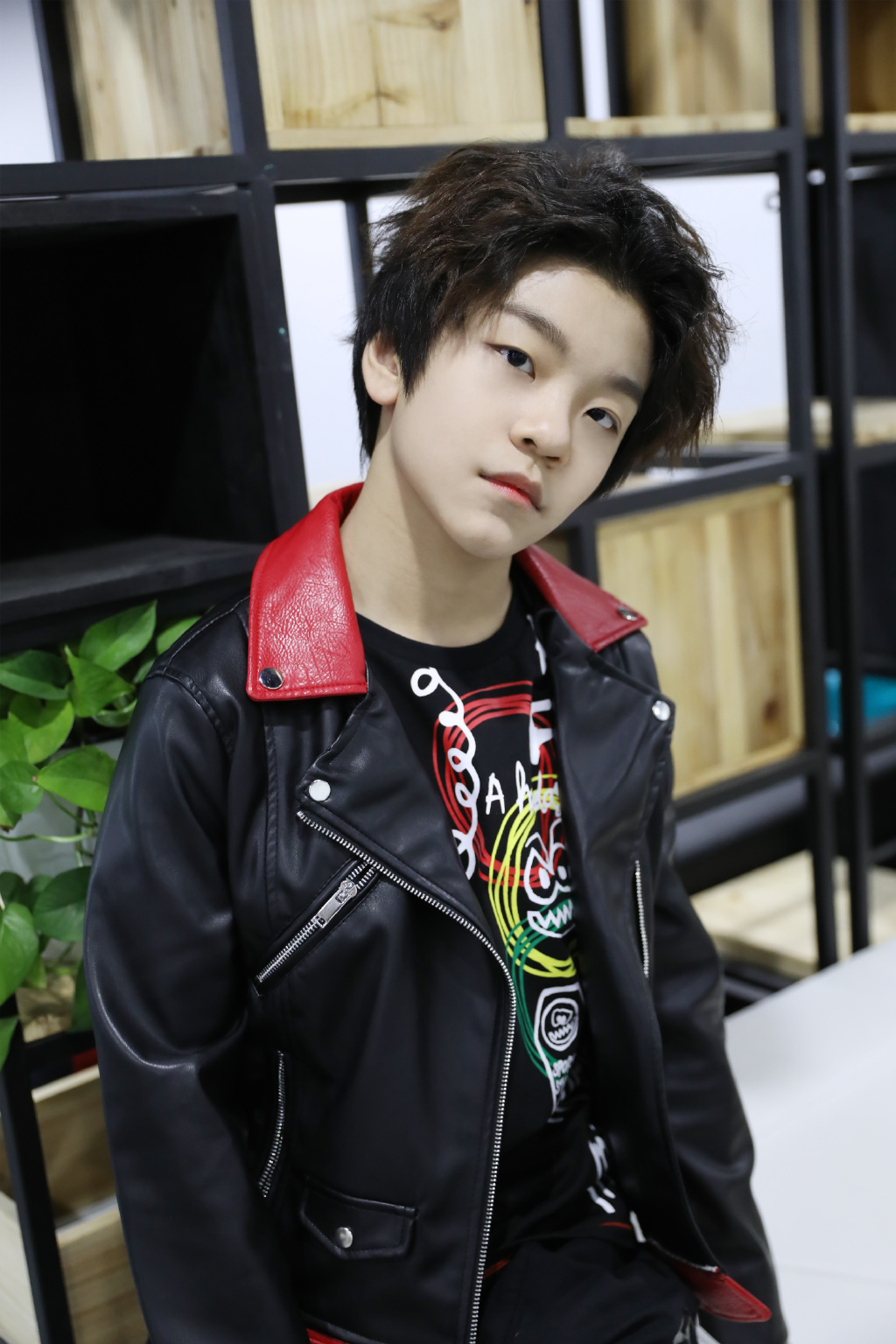 大勢女團「TWICE」還不夠！JYP再推「年紀最小男團」　平均「13歲」街頭演出引網友狂讚！