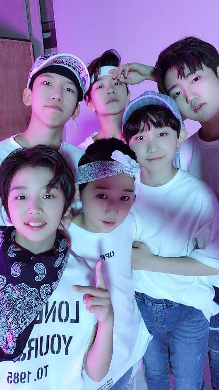 大勢女團「TWICE」還不夠！JYP再推「年紀最小男團」　平均「13歲」街頭演出引網友狂讚！