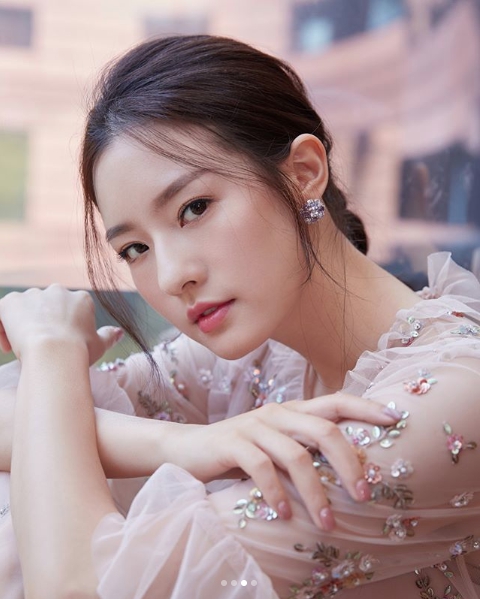 拍一張就被趕走!女星「陳語安」遭質疑「為拍美照」高速公路違規停車?火速出面澄清!