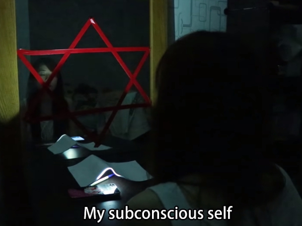 Youtuber挑戰「都市傳說」再出事！網友嚇壞：看完馬上把家裡鏡子都砸碎