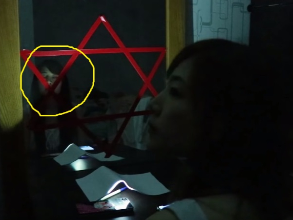 Youtuber挑戰「都市傳說」再出事！網友嚇壞：看完馬上把家裡鏡子都砸碎