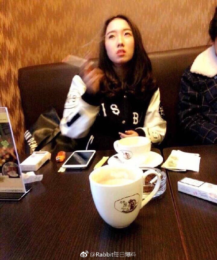 證實？！《火箭少女》人氣C位「孟美岐」初中同學出面爆料　見她確實「抽過菸」！