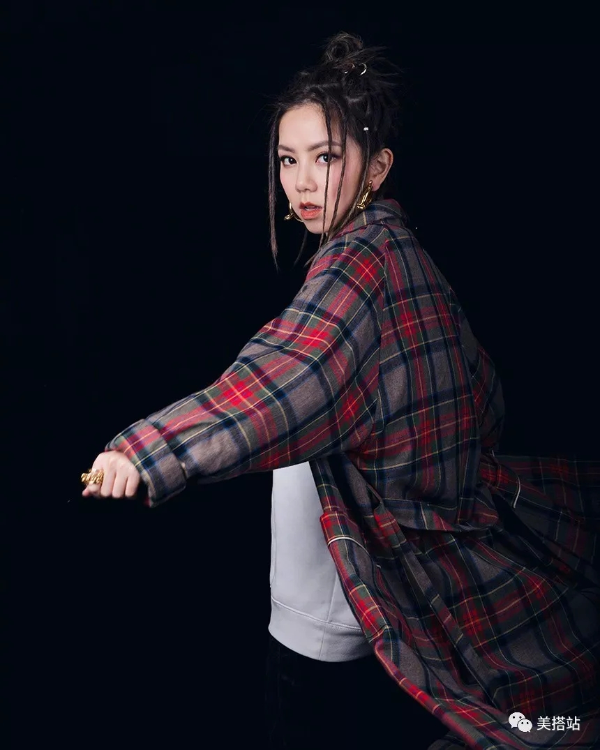 全都婊子的舞台?《新說唱》鄧紫棋用實力打臉 「陳冠希」,鐵肺「高音12押」讚爆全場!