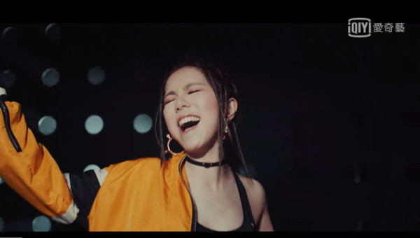 全都婊子的舞台?《新說唱》鄧紫棋用實力打臉 「陳冠希」,鐵肺「高音12押」讚爆全場!