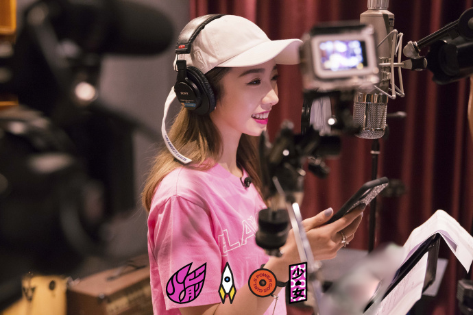 《火箭少女》人氣C位「孟美岐」表演熱情招呼 台下粉「不給臉」高喊:下去吧!