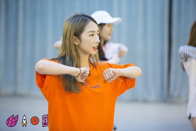 《火箭少女》人氣C位「孟美岐」表演熱情招呼 台下粉「不給臉」高喊:下去吧!