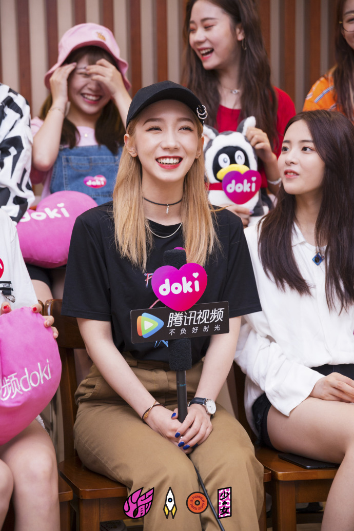 《火箭少女》人氣C位「孟美岐」表演熱情招呼 台下粉「不給臉」高喊:下去吧!