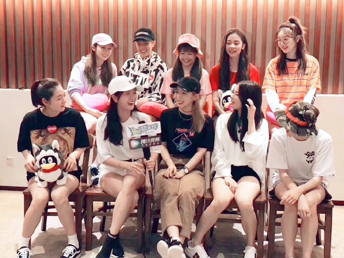 別得罪「造型師」！《火箭少女》最新形象照釋出，她的最「土」造型遭網點名！