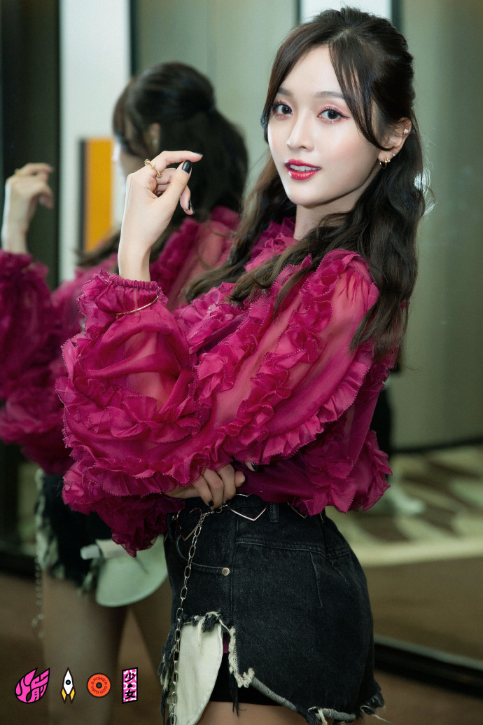 別得罪「造型師」！《火箭少女》最新形象照釋出，她的最「土」造型遭網點名！