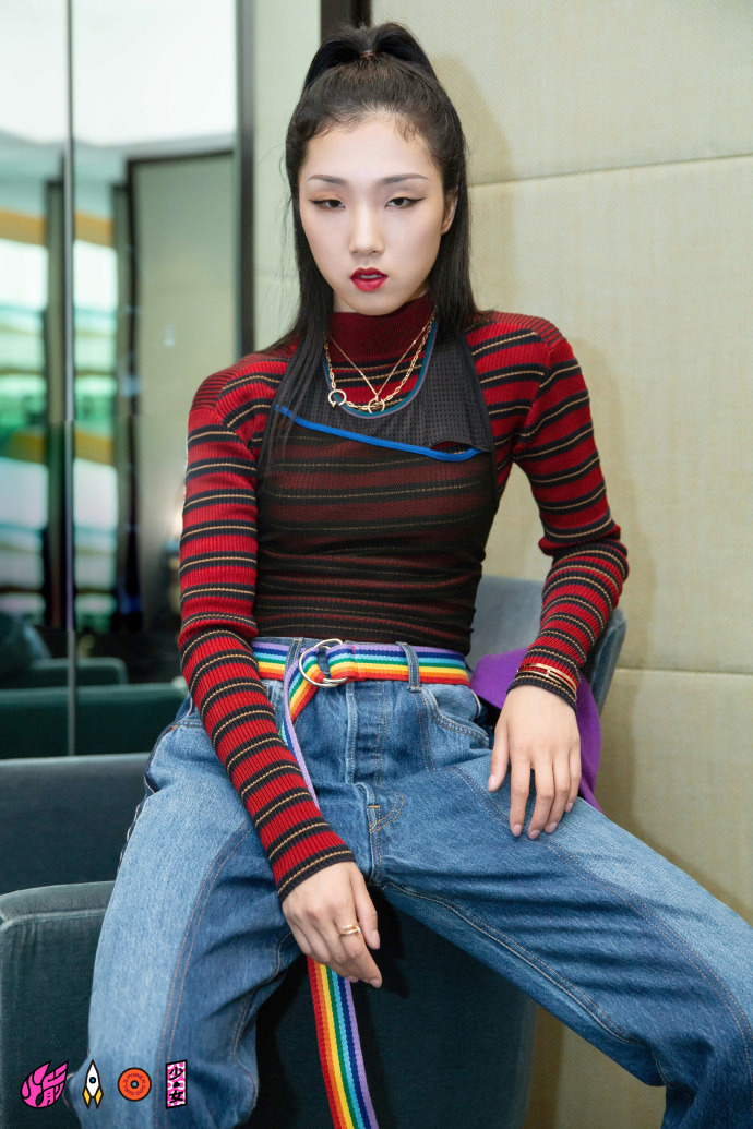 別得罪「造型師」！《火箭少女》最新形象照釋出，她的最「土」造型遭網點名！