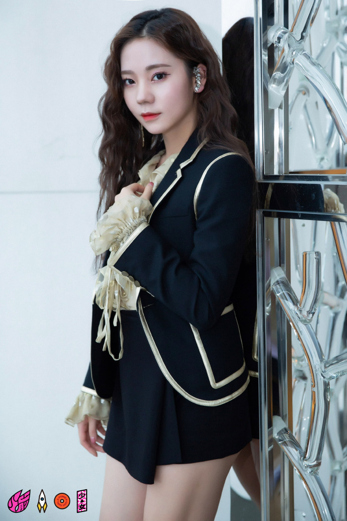 別得罪「造型師」！《火箭少女》最新形象照釋出，她的最「土」造型遭網點名！