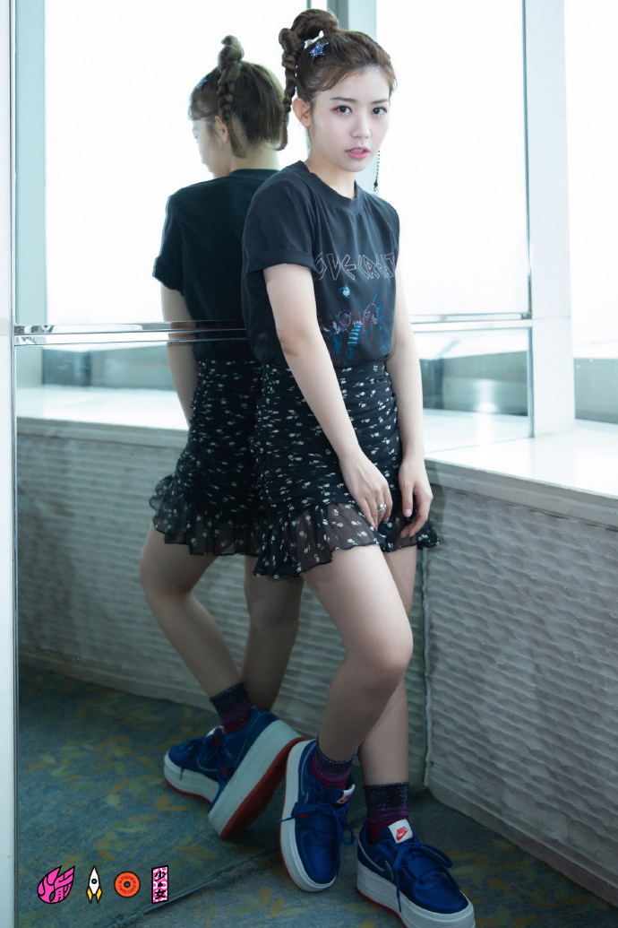 別得罪「造型師」！《火箭少女》最新形象照釋出，她的最「土」造型遭網點名！