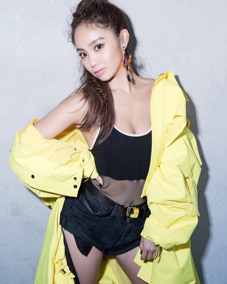 同模子刻出來的！「陳芳語」童年萌照、媽媽年輕舊照大放送　網驚：神基因 ！